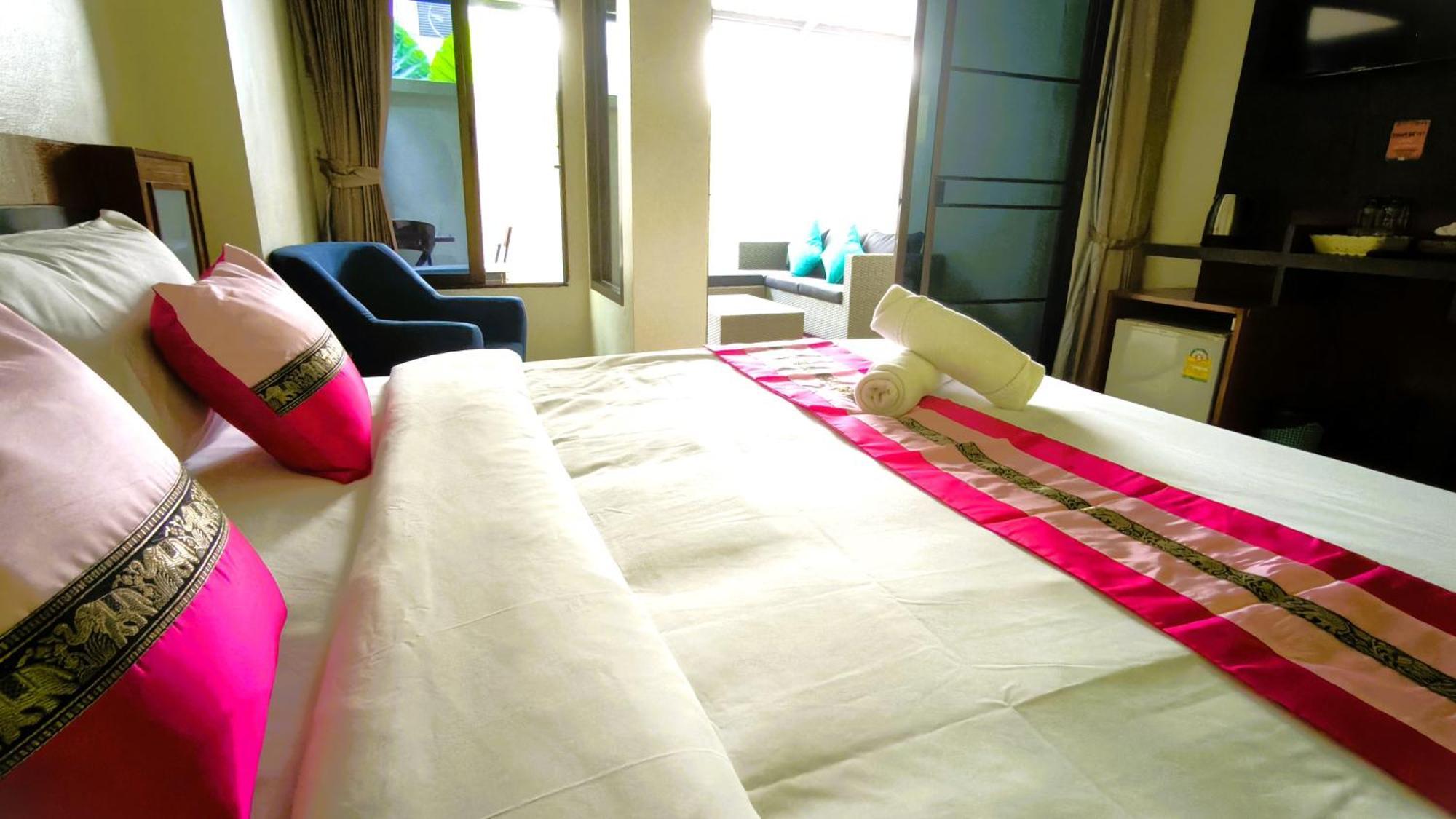 Lucky Buako Hotel Patong Bagian luar foto
