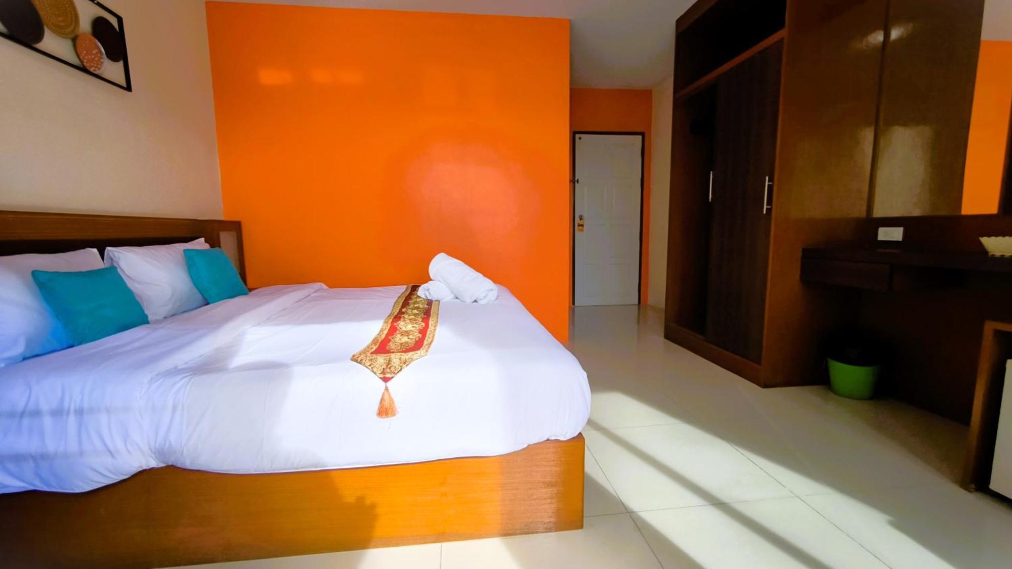 Lucky Buako Hotel Patong Bagian luar foto
