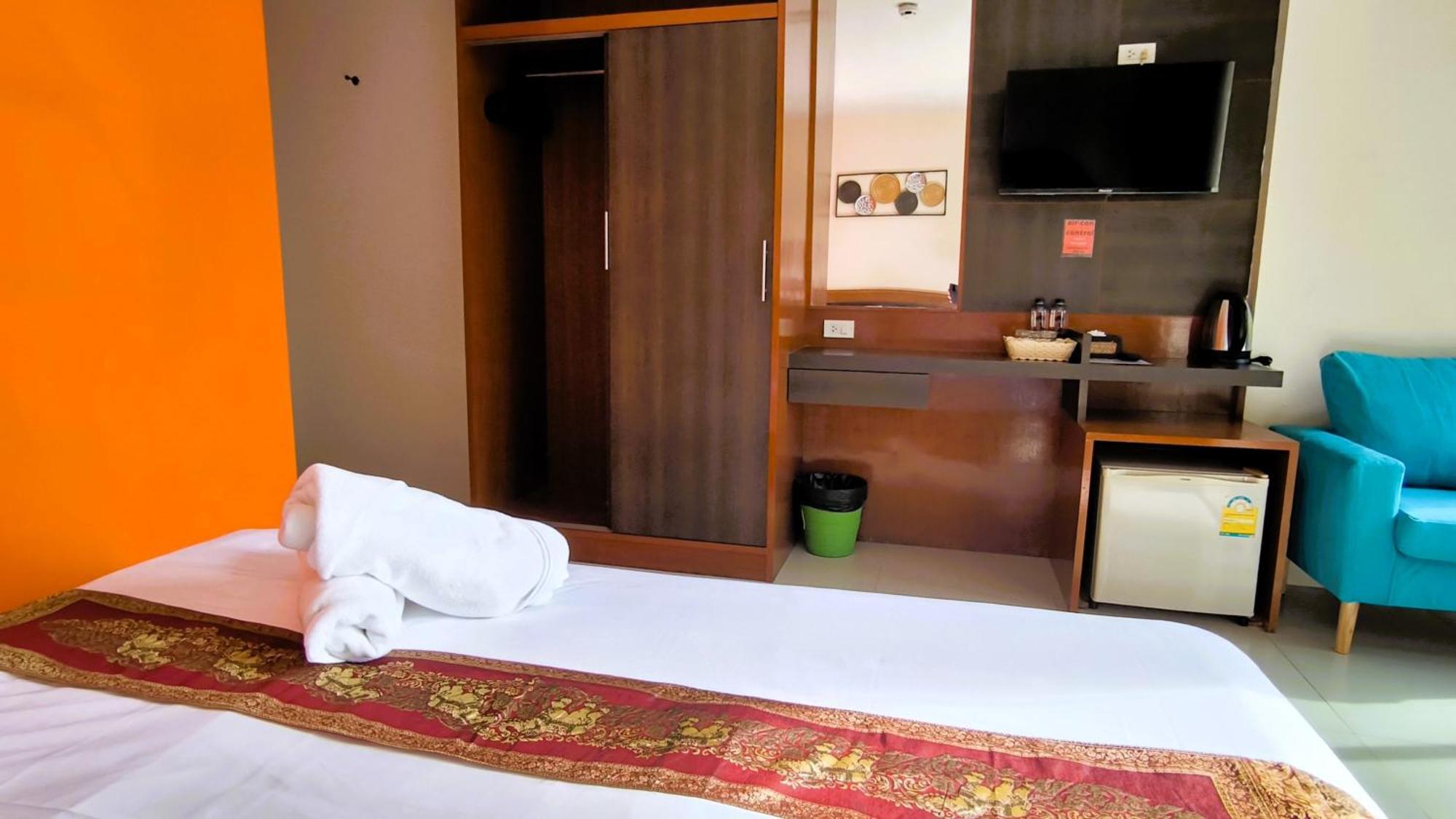 Lucky Buako Hotel Patong Bagian luar foto
